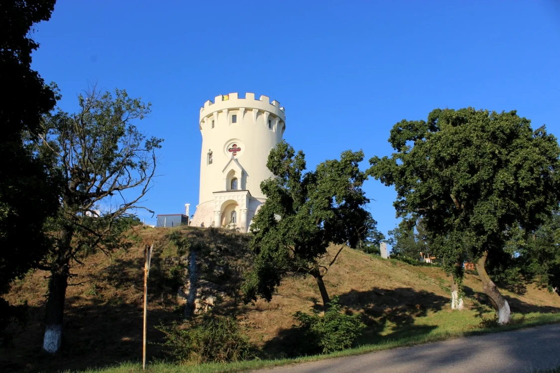 Cetatea din Ardud a fost reabilitată în urmă cu câţiva ani şi atrage vizitatori constant - foto: Adrian Caraba