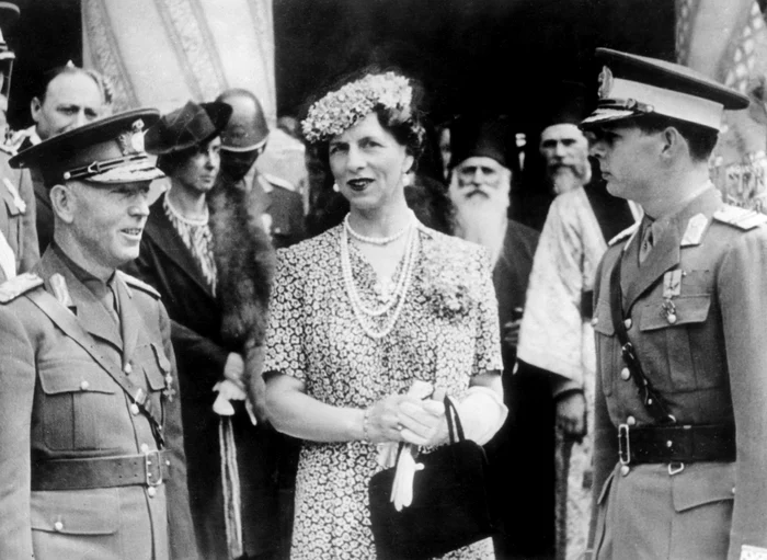 
    Regele Mihai, împreună cu Regina-mamă Elena și Mareșalul Ion Antonescu, a avut-o aproape, în perioada războiului, ca iubită, pe grecoaica Dolly Chrissolegos, bănuită de a fi fost agentă comunistăFoto: Guliver/Getty Images  