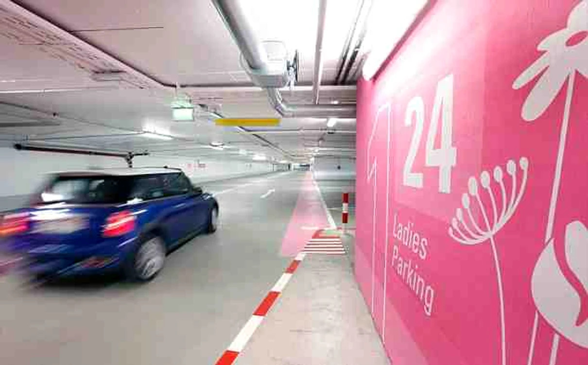 
    Locurile de parcare pentru femei de la aeroportul din Frankfurt sunt mari, luminate, aproape de piste şi rozFoto: Aeroportul din Frankfurt  
