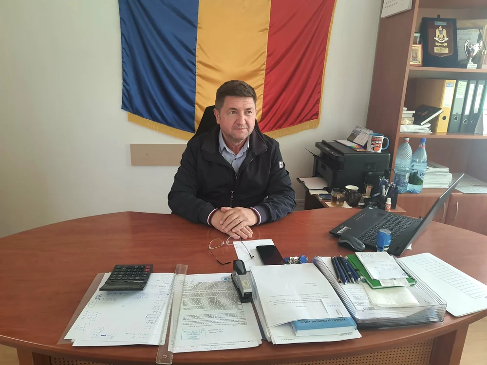 Primarul Racolța tratează în spirit de glumă problema pericolului rachetelor iraniene. FOTO: R. F. 