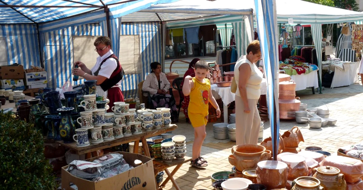 La târg veți găsi oale, străchini, căni de lut și multe alte produse de ceramică