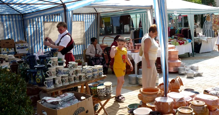 La târg veți găsi oale, străchini, căni de lut și multe alte produse de ceramică