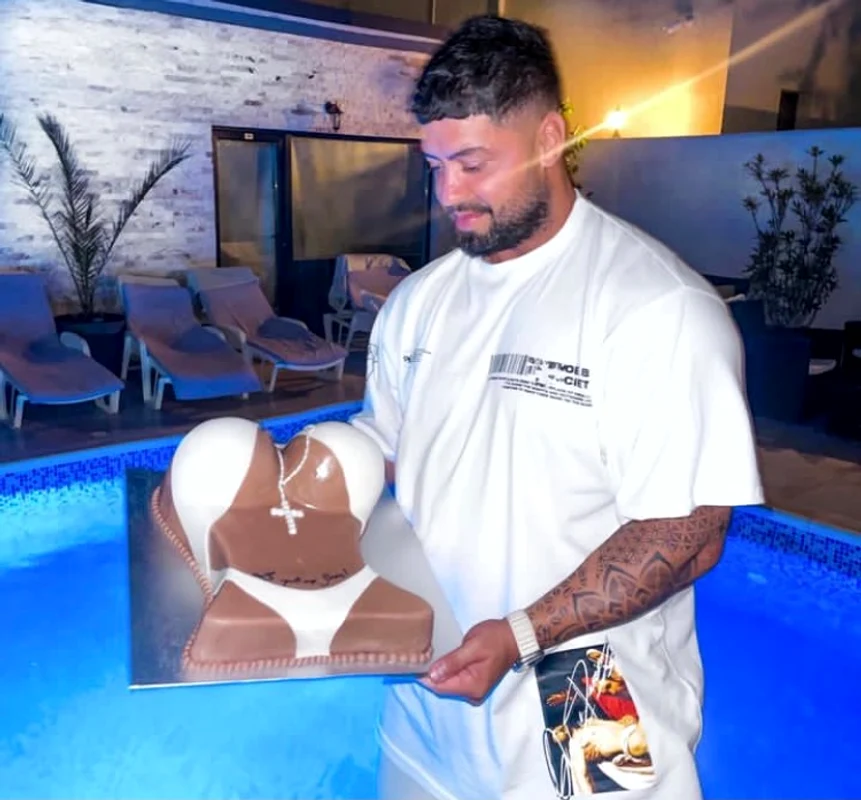 Sorin a primit cadou un tort identic cu bustul Loredanei Chivu / foto: Instagram 