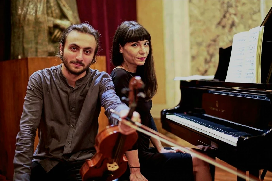 Violonistul Aron Cavassi şi pianista Eliza Puchianu.