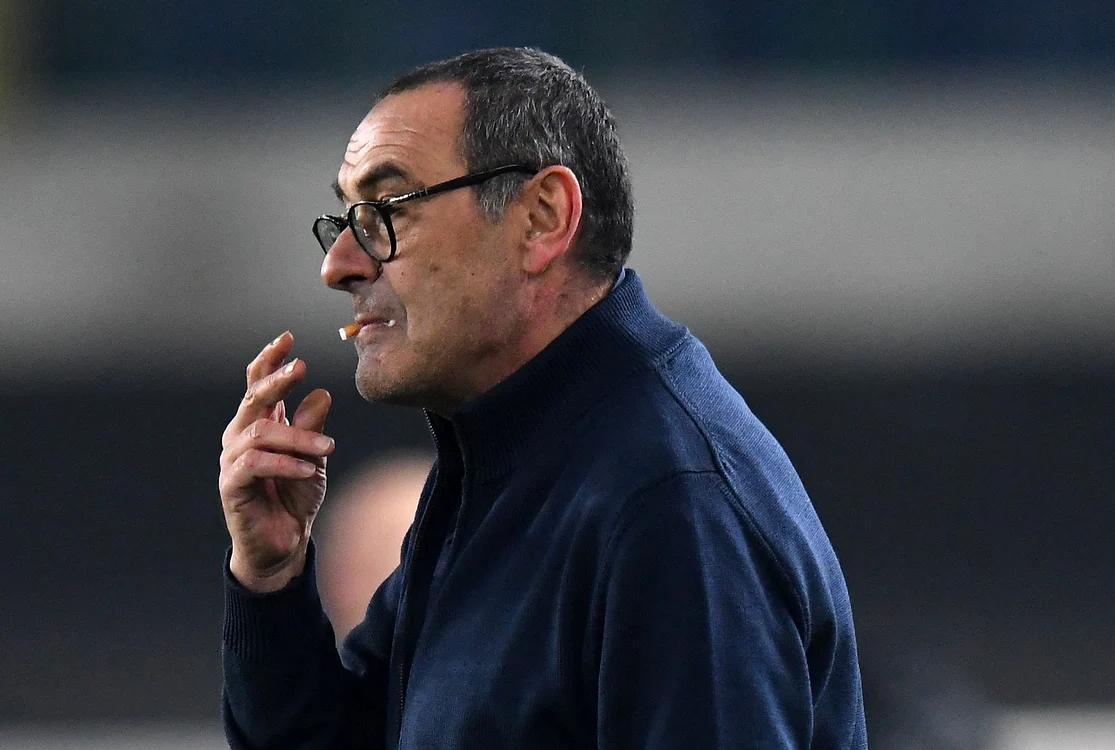 
     Maurizio Sarri „frământă” un chiștoc în timpul meciurilorFoto: Guliver / GettyImages  