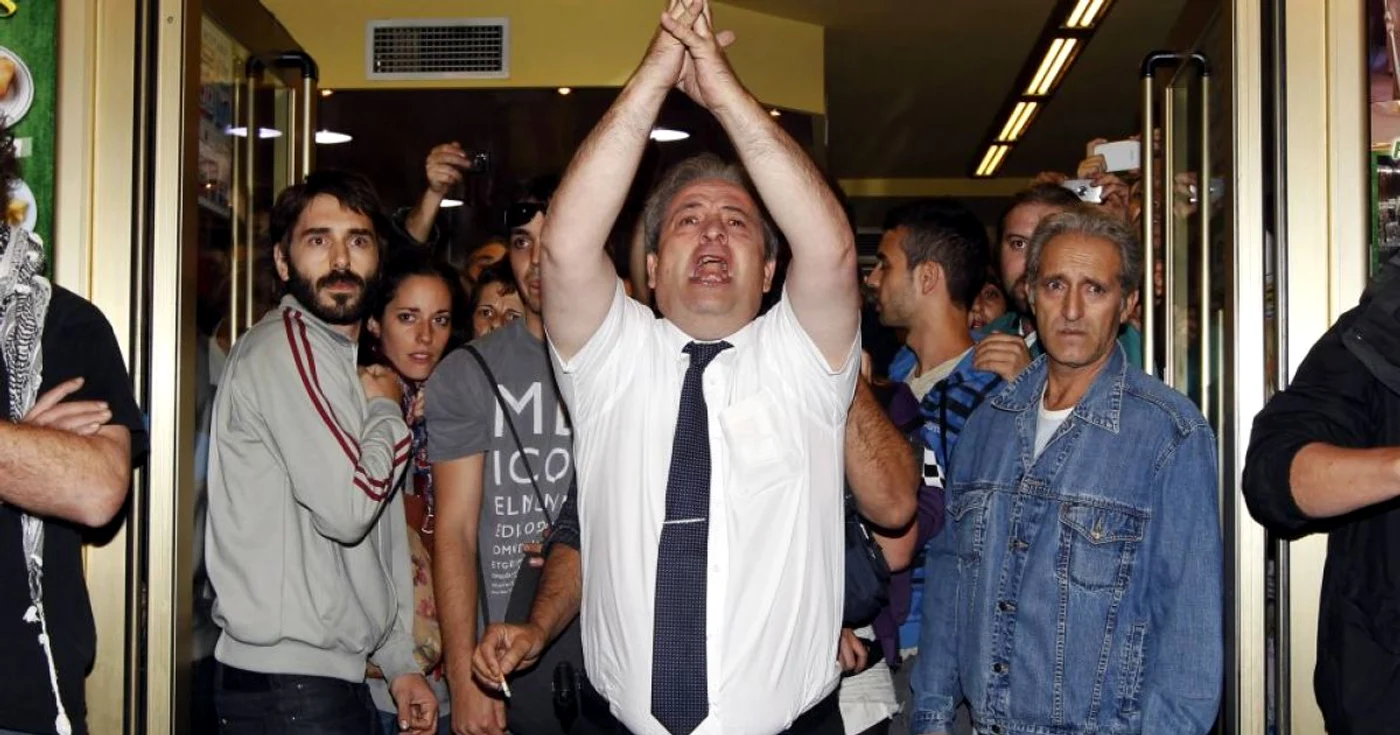 Proprietarul unui restaurant din piaţa Neptuno, din centrul Madridului, se ruga de protestatari să nu mai arunce pietre în ferestrele localului său FOTO: Reuters