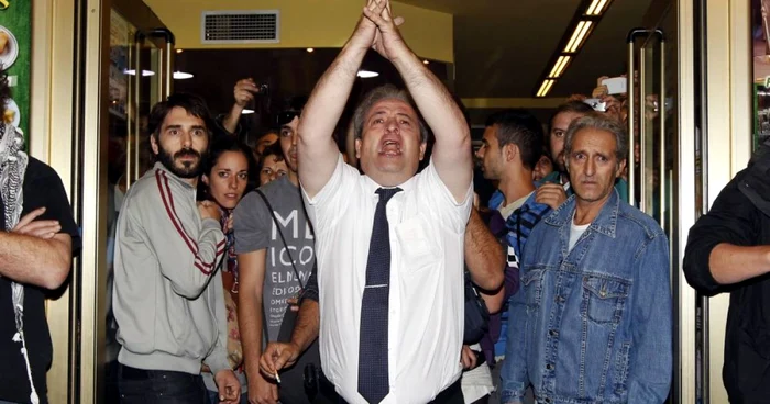 Proprietarul unui restaurant din piaţa Neptuno, din centrul Madridului, se ruga de protestatari să nu mai arunce pietre în ferestrele localului său FOTO: Reuters