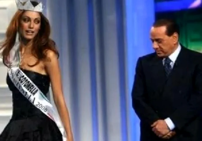 Silvio Berlusconi, vizibil surpins de înzestrările unei domnişoare