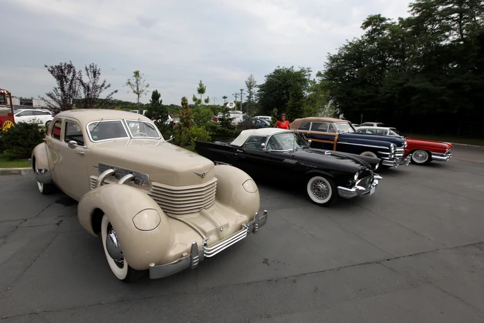 Maşinile de epocă pot fi admirate pe parcursul acestei zile, la showroom