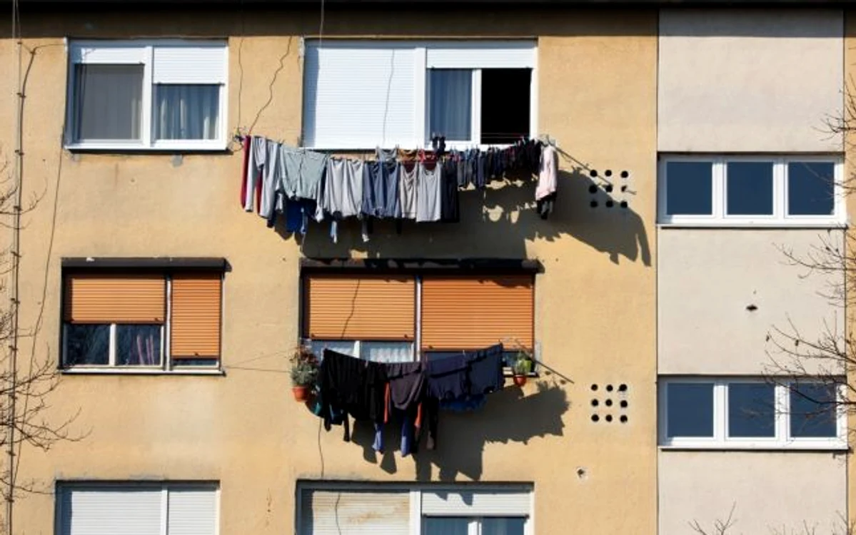 
    Constănțenii care își mai atârnă rufele la uscat afară vor fi amendați Foto: adevarul.ro  
