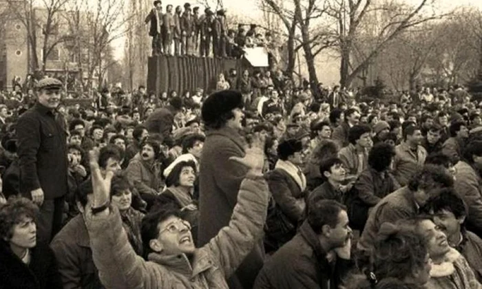 Cronica unei democraţii amânate: Iliescu apare, soarele răsare! jpeg