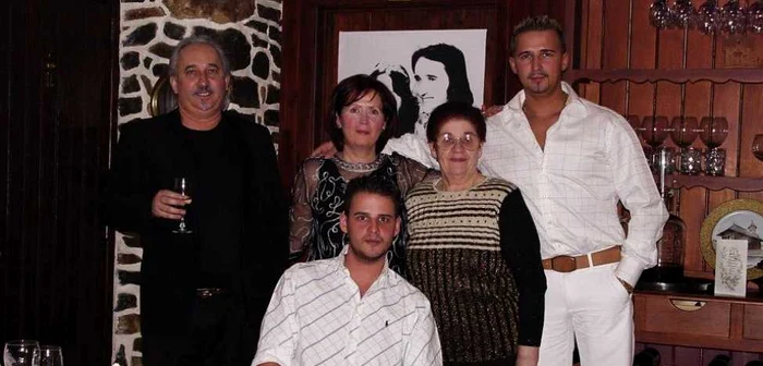 Familia Ciceu - părinţii George şi Rodica, alături de fiii Florin şi Ciprian şi de bunica, Aurica, în restaurantul Mara din Ath. FOTO: Arhivă personală