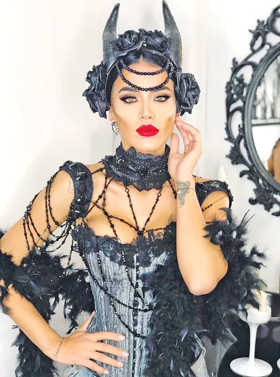 Adelina Pestriţu  a spus pe vlog  paşii pentru  a arăta ca  vrăjitoarea  Maleficent 