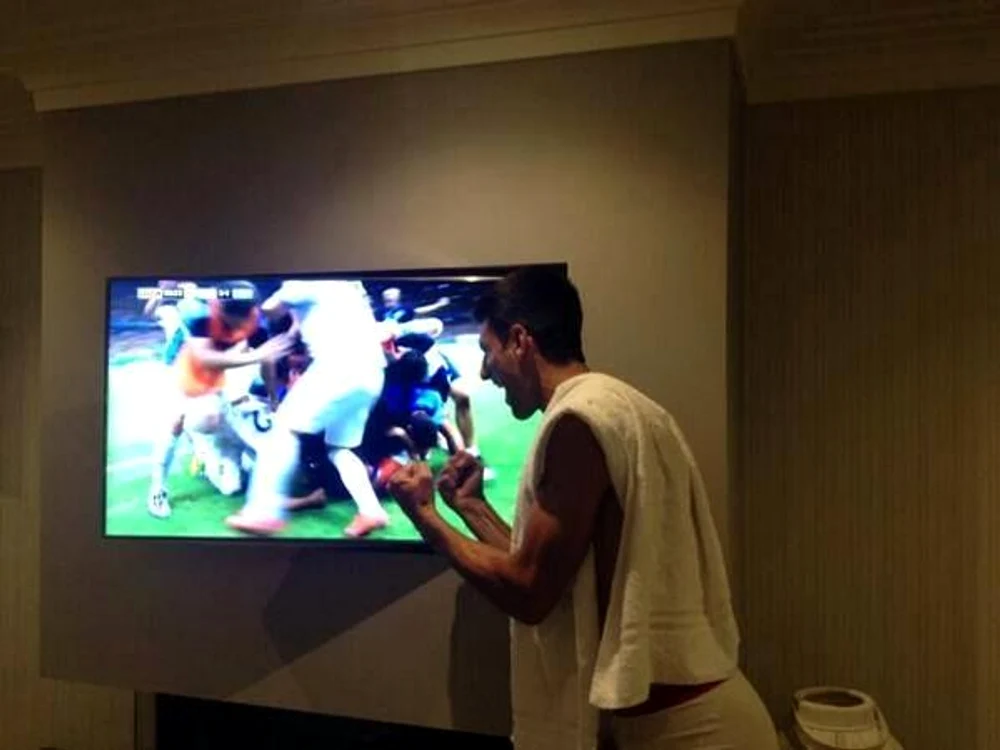 
    Novak Djokovic i-a incurajat pe greci din fata televizoruluiFacebook  
