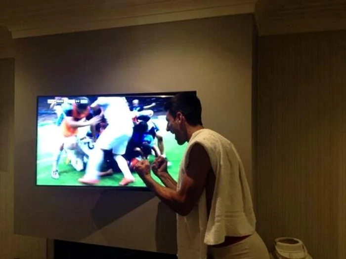 Novak Djokovic i-a incurajat pe greci din fata televizoruluiFacebook