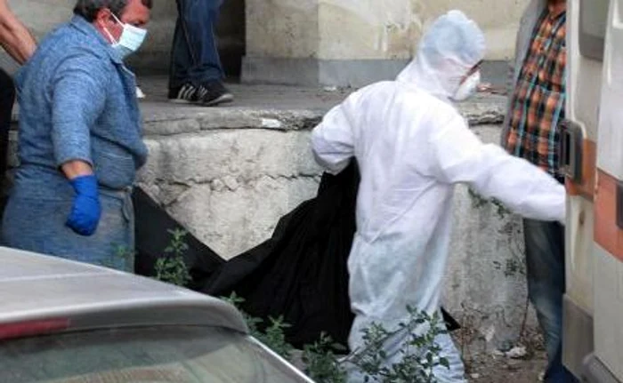 
    Criminaliştii au transportat cadavrul la morgă (Arhivă)  