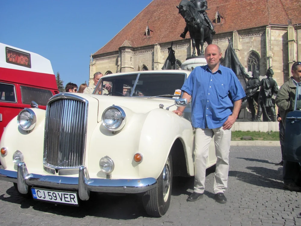 Clujeanul Ver Istvan, alături de „Prinţesa“, un Austin Princess Lagoon din 1959 FOTO: Florina Pop