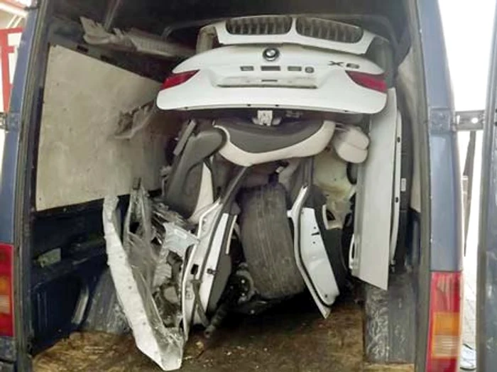 
    Bolidul a fost făcut bucăţi  şi încărcat într-un microbuz  pentru a nu bate la ochi  