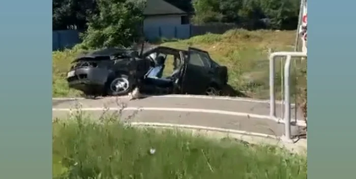 Una dintre maşini a suferit daună totală. FOTO: captură video Facebook