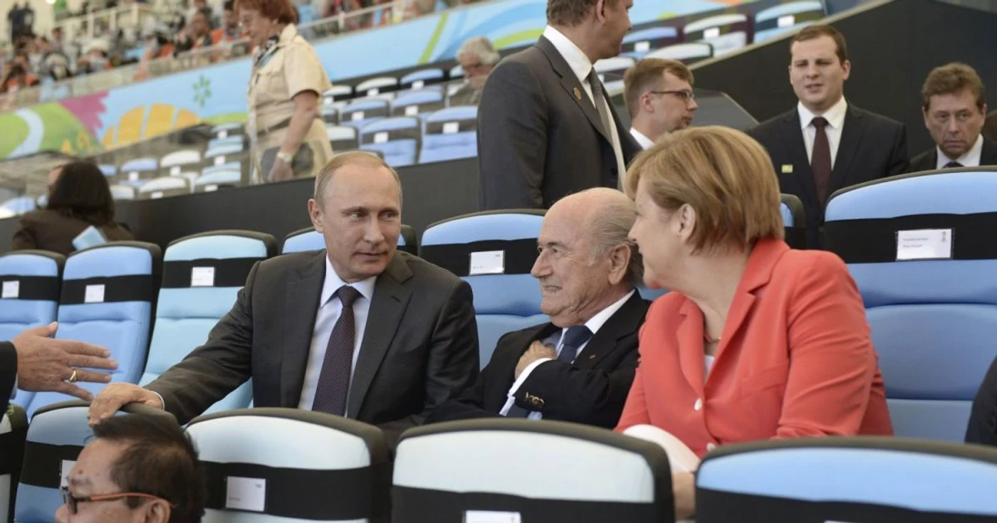 Putin (stânga), alături de Blatter şi Merkel la finala Mondialul din 2014