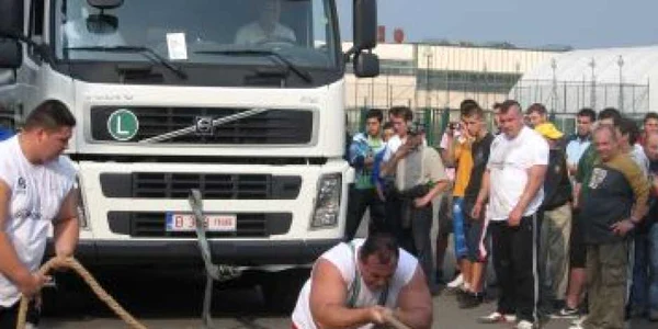 VIDEO Concurs cu greutate şi muşchi încordaţi la Braşov