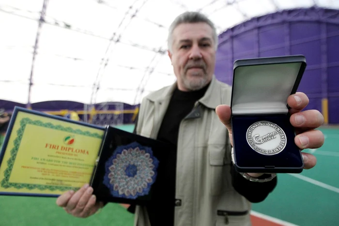 Remi Rădulescu şi medalia obţinută la Geneva. FOTO: Sebastian Tătaru