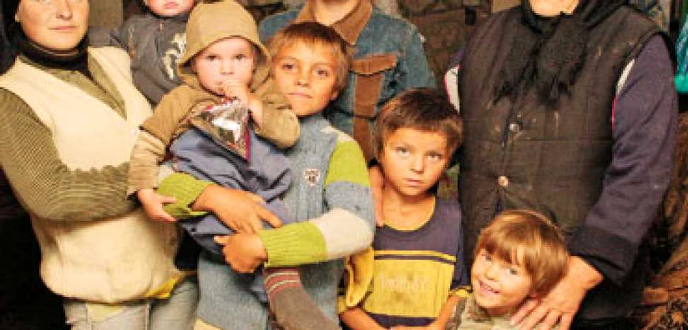 Şapte fraţi, despărţiţi de traiul în mizerie
