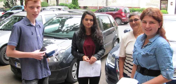 Elevii aşteaptă să vadă la ce liceu vor intra