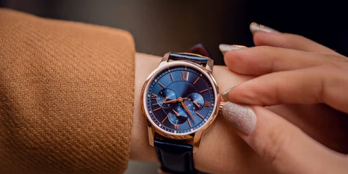 Ceas femei. Sursa de imagine: Dmitri Gromov / Shutterstock.com