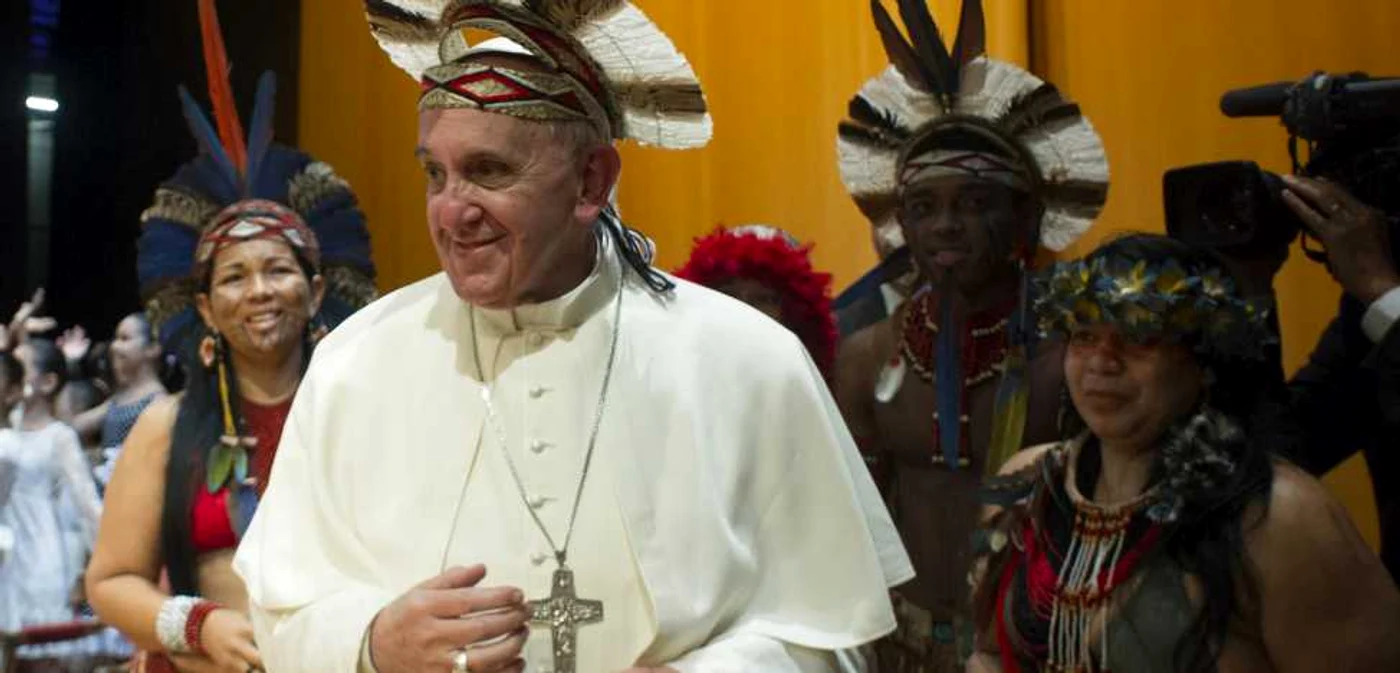 Papa Francisc înconjurat de indieni Pataxo FOTO Reuters