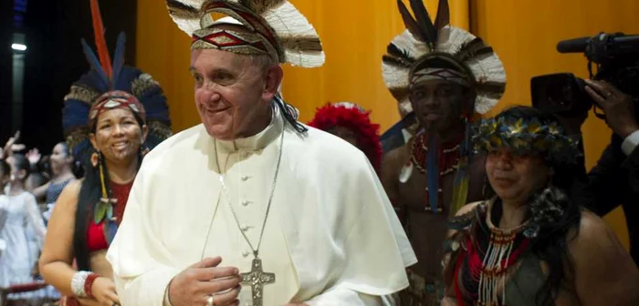 Papa Francisc înconjurat de indieni Pataxo FOTO Reuters
