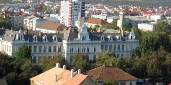 Bistriţa: LA PAS PRIN VECHIUL BURG/ Colegiul Liviu Rebreanu, liceul născut din donaţii