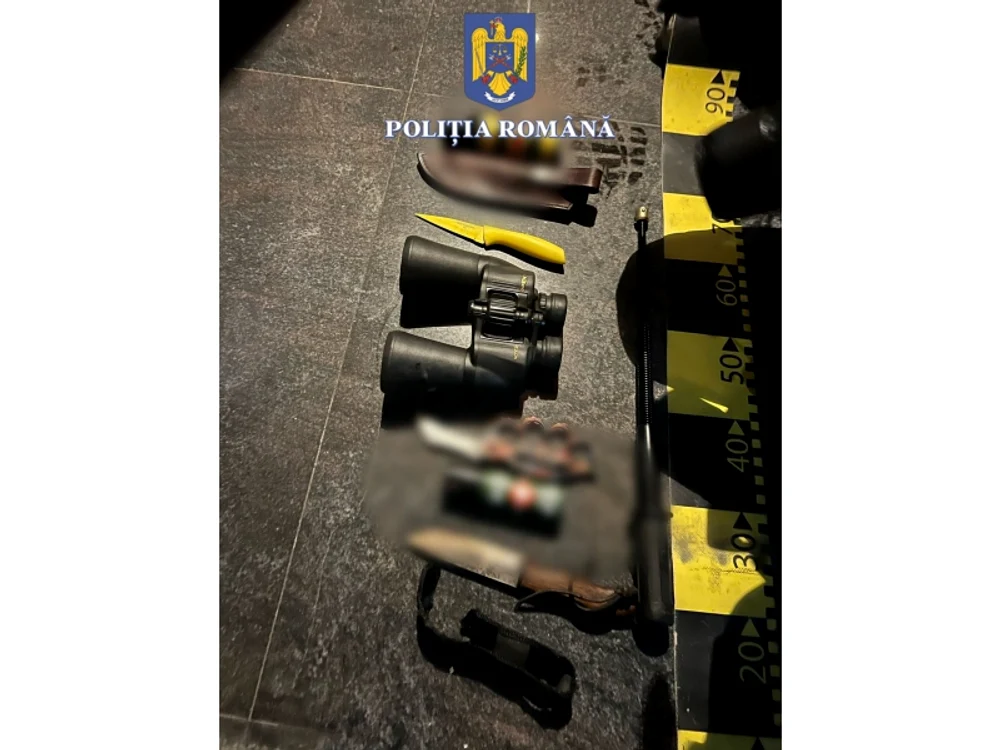 Arme tip airsoft și binocluri, ridicate de polițiști. FOTO Poliția Română