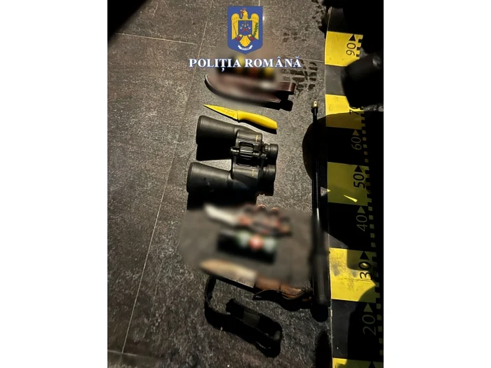 Arme tip airsoft și binocluri, ridicate de polițiști. FOTO Poliția Română
