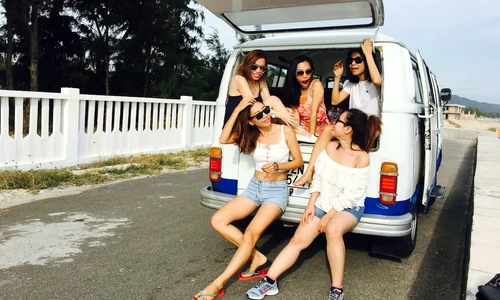 Pleci in vacanta cu prietenii AFLA ce trebuie sa iei cu tine ca sa nu te plictisesti pe drum jpg