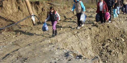 Copiii de la ţară sunt nevoiţi să meargă pe picioare câţiva kilometri până la şcoală