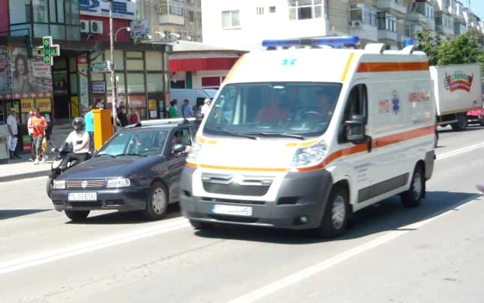Ambulanţa a ajuns la faţa locului