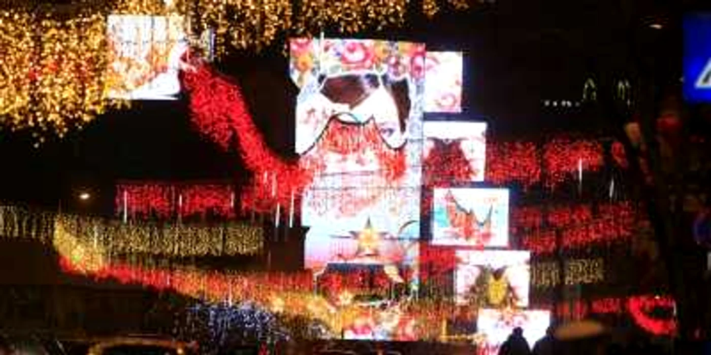 Luminile au fost aprinse în jurul ore 16.30 de către edilul Sectorului 4 FOTO arhiva Adevărul