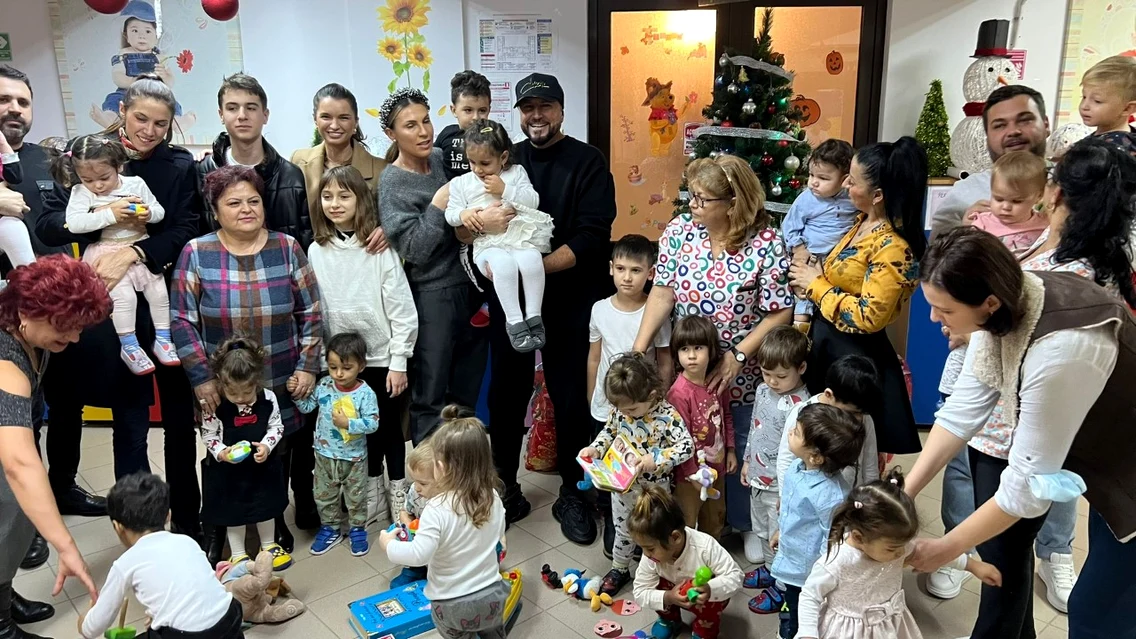 Bote e iubit de copii, așa că a petrecut timp de calitate cu micuții