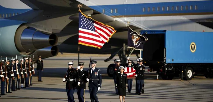 Trupul neînsufleţit al fostului preşedinte american George H.W. Bush a fost transportat cu avionul prezidenţial Air Force One, redenumit temporar Special Air Mission 41  Foto: EPA/EFE