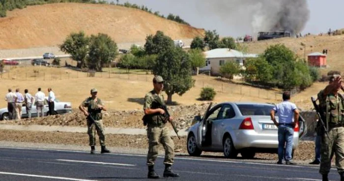 Insurgenţi sirieni atacînd aeroportul militar Taftanaz