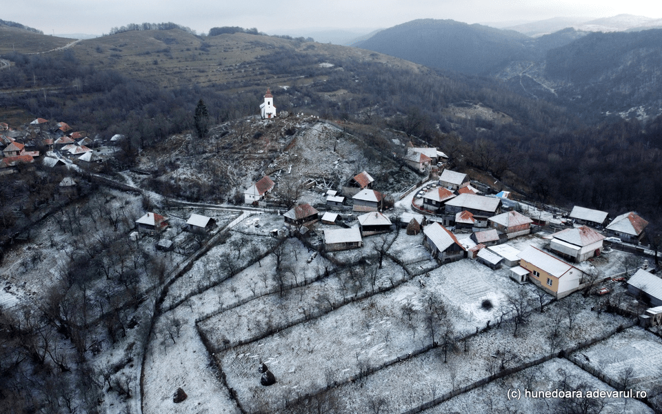 Satul din Munții Hunedoarei neschimbat de secole. Iarna mai rămân aici doar câțiva oameni VIDEO