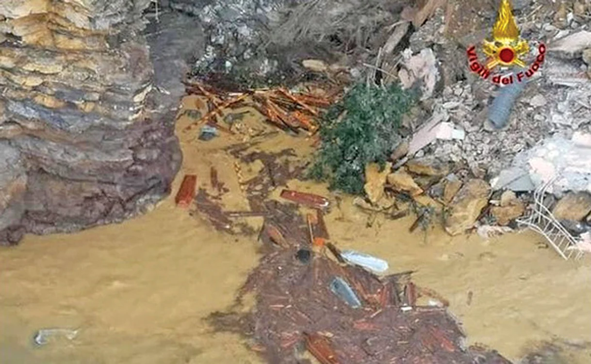 
    Vulcanologii au semnalat la 23 februarie cea mai puternică erupţie înregistrată vreodată pe EtnaFoto: EPA-EFE  