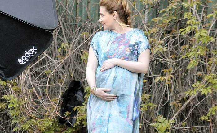 
    Graviduța Alina s-a ținut  bine pe tocurile cui  