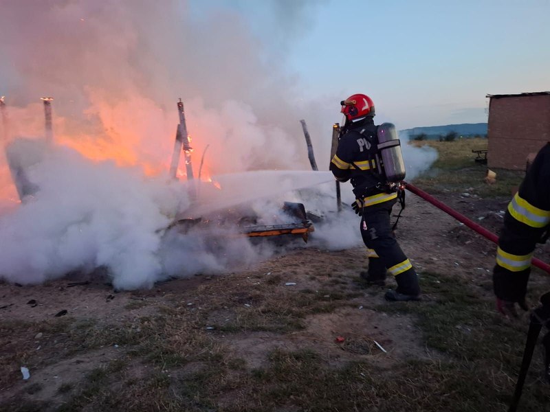 Un bebeluș de 8 luni a murit după ce locuința familiei sale a fost cuprinsă de flăcări. Părinții au lăsat o candelă aprinsă