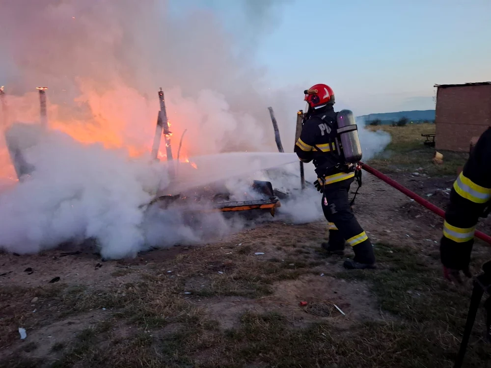 Casa incendiată din Ortiteag/FOTO: ISU Bihor