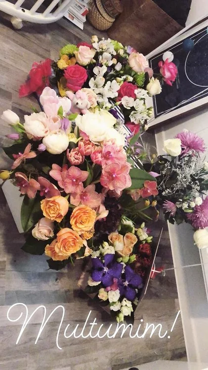 Mai multe buchete de flori au așteptat-o pe Feli în salon 