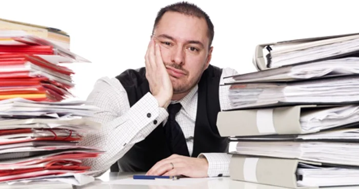 Unii procurori se lasă îngropaţi în dosare