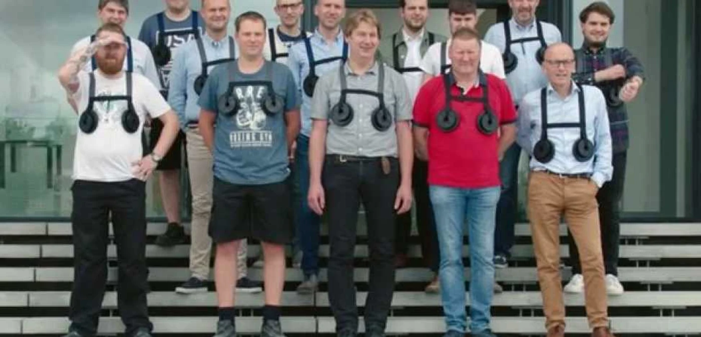 Deloc surprinzător, angajaţii nevoiţi să stea ore în şir cu greutăţile atârnate de gât au început să se plângă de dureri de spate şi de umeri. FOTO Daily Mirror
