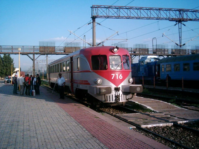 Omul a scăpat teafăr după ce trenul a trecut peste el